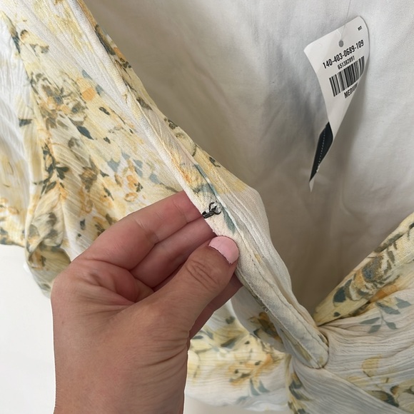 NWT! Abercrombie Flutter Sleeve Knot Front Crop - Size M - Picture 3 of 7